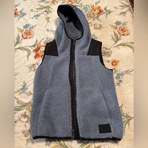 NWOT boy’s YS Under Armour hooded vest
